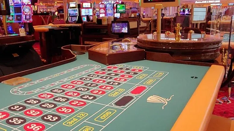 Ruleta europea en mesa de casino