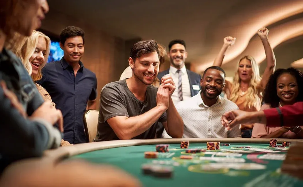 Crupier en mesa de blackjack en vivo